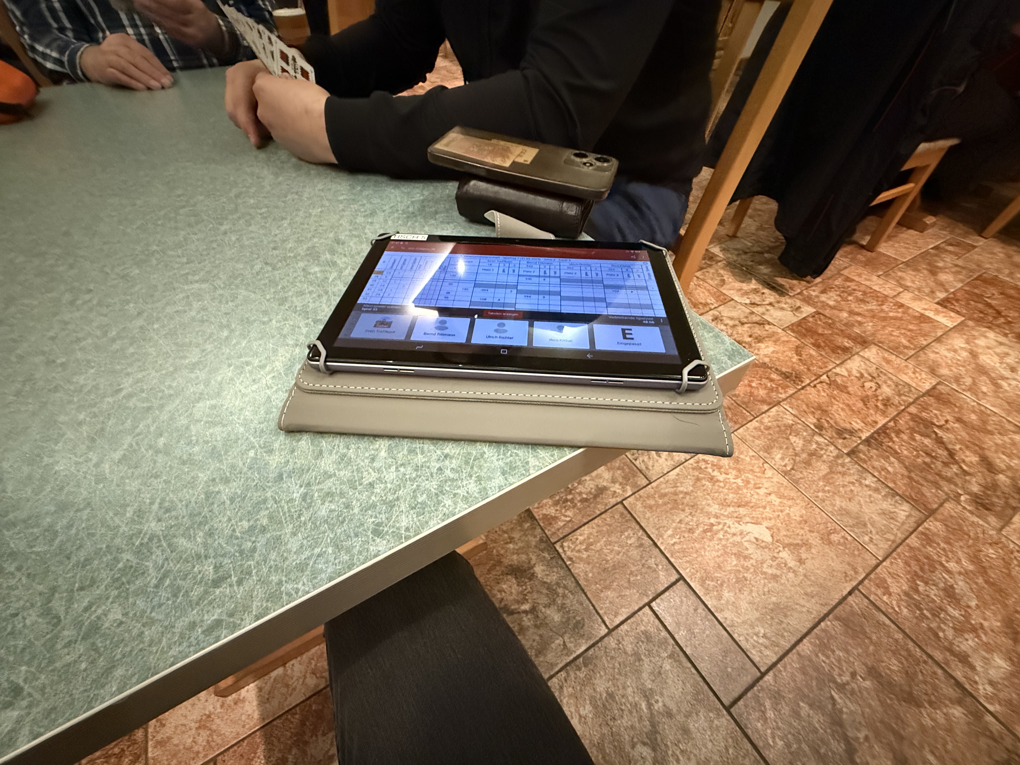 Digitale Listenführung mit Tablet am Skattisch