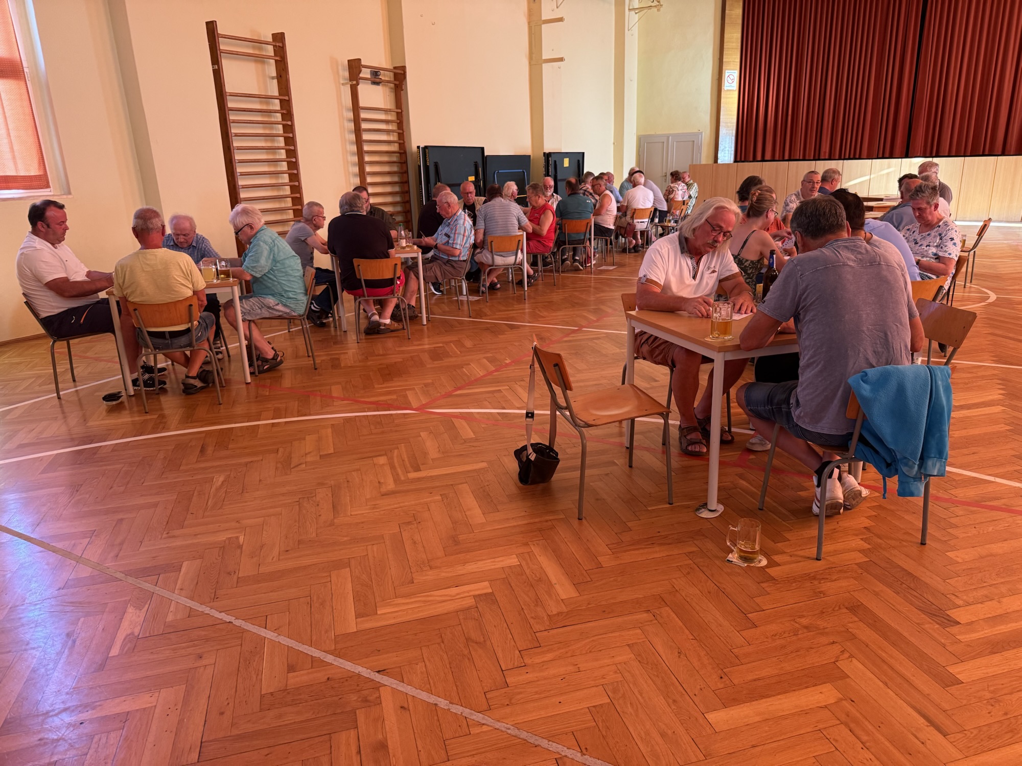 Blick in die gut gefüllte Sporthalle in Wünschendorf.