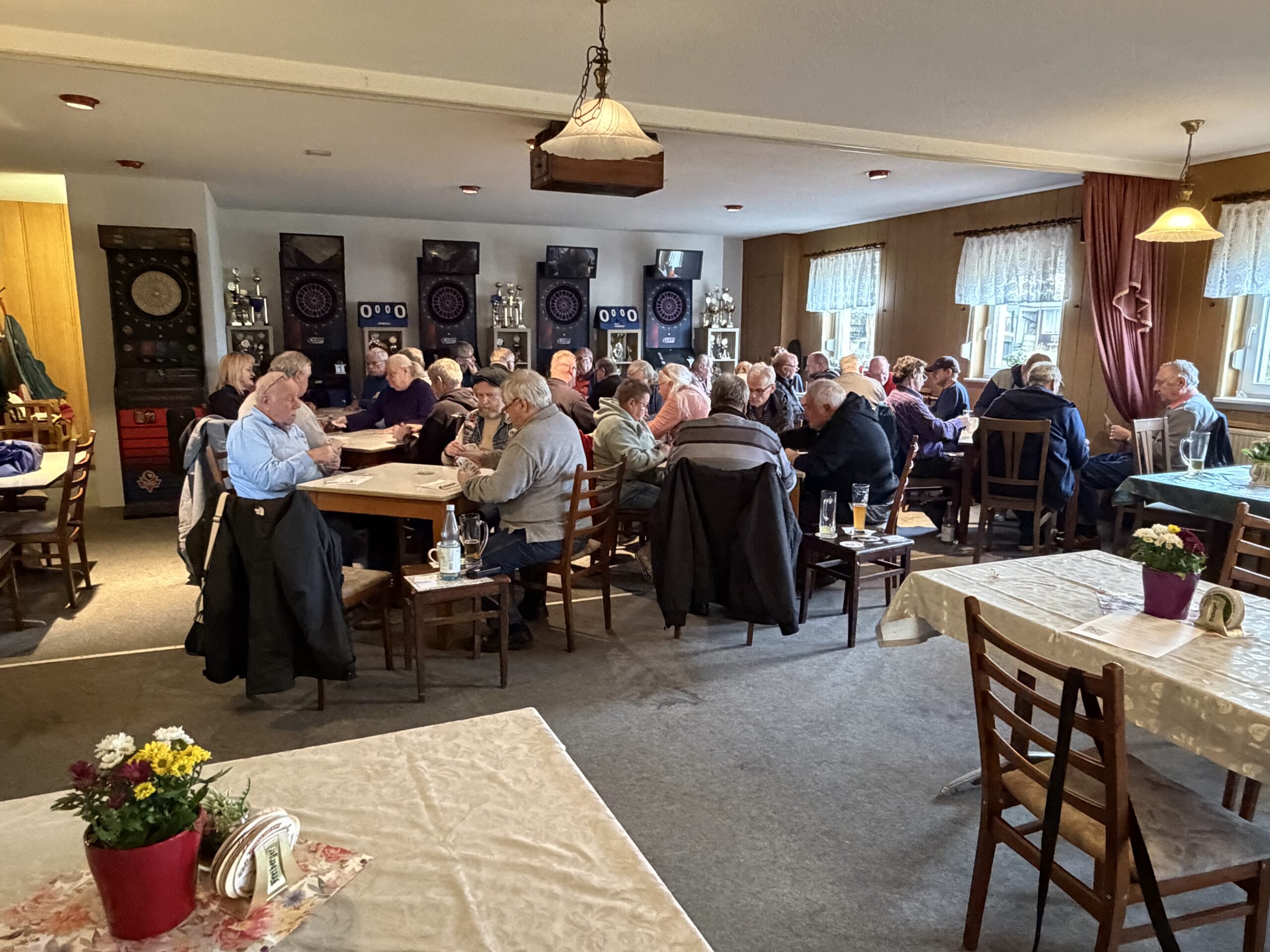 Blick in die gut gefüllte Gaststätte Einigkeit in Freiberg