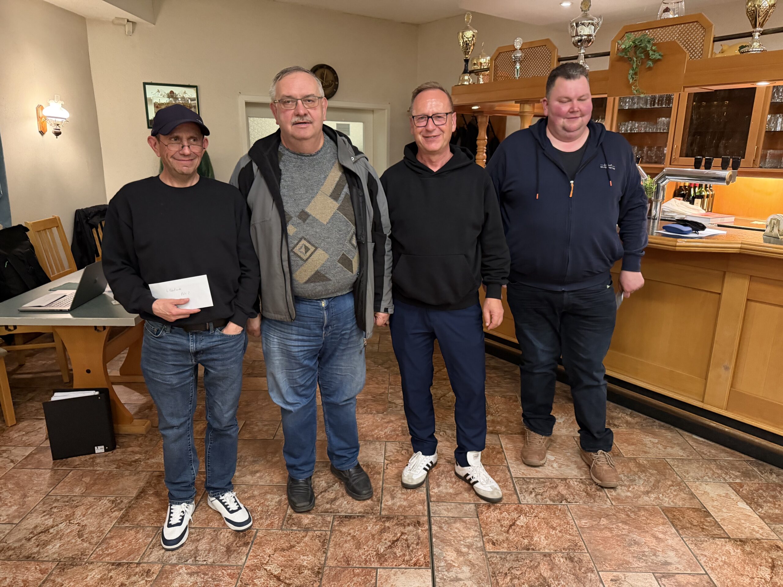 Die drei Bestplatzierten der Pokalserie OnTour in Eppendorf mit Spielleiter Andreas Haft