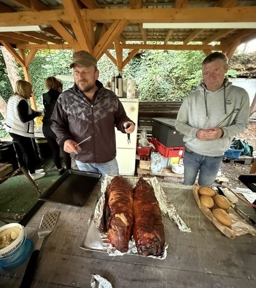 Spanferkel vom Grill beim Sommerfest