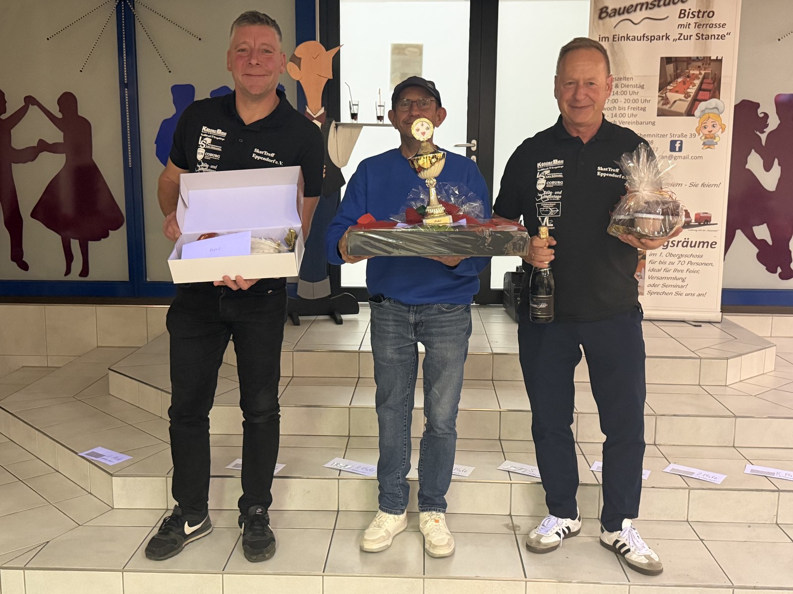 Die drei Erstplatzierten mit ihren Preisen: links Silvio Richter, Zweiter; in der Mitte Sieger Rene Ziegler; rechts Michael Lehnert, Dritter.